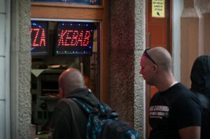 Účastníci protestu proti imigrantom si objednávajú slovenské národné jedlo: kebab. 