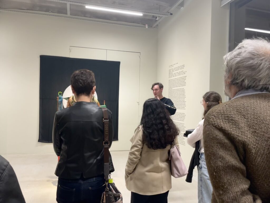 Daniel Hartl alias Dante komentující prohlídku
Zdroj: Veronika Wdówková