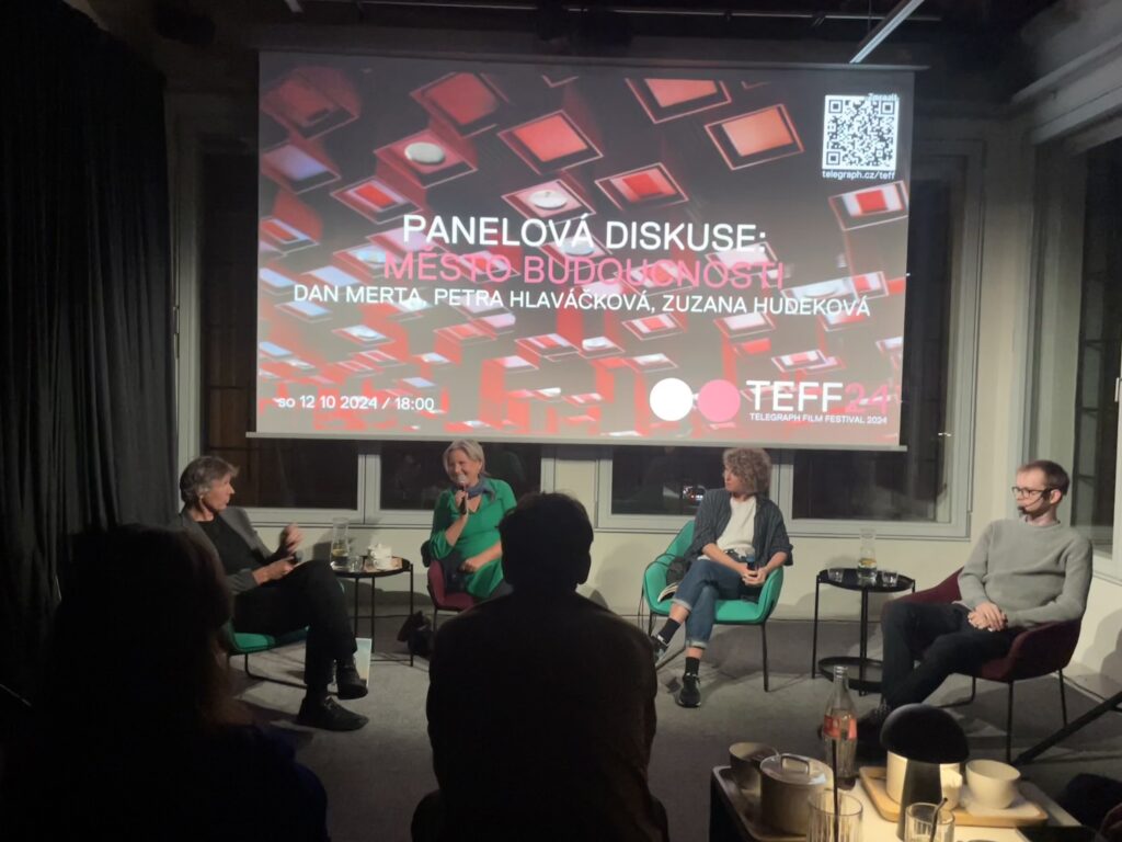 Fotografie z panelové diskuse (první zleva je Dan Merta, vedle něj je Zuzana Hudeková, dále Petra Hlaváčková, úplně napravo je Mikuláš Nalepa)
Zdroj: Veronika Wdówková